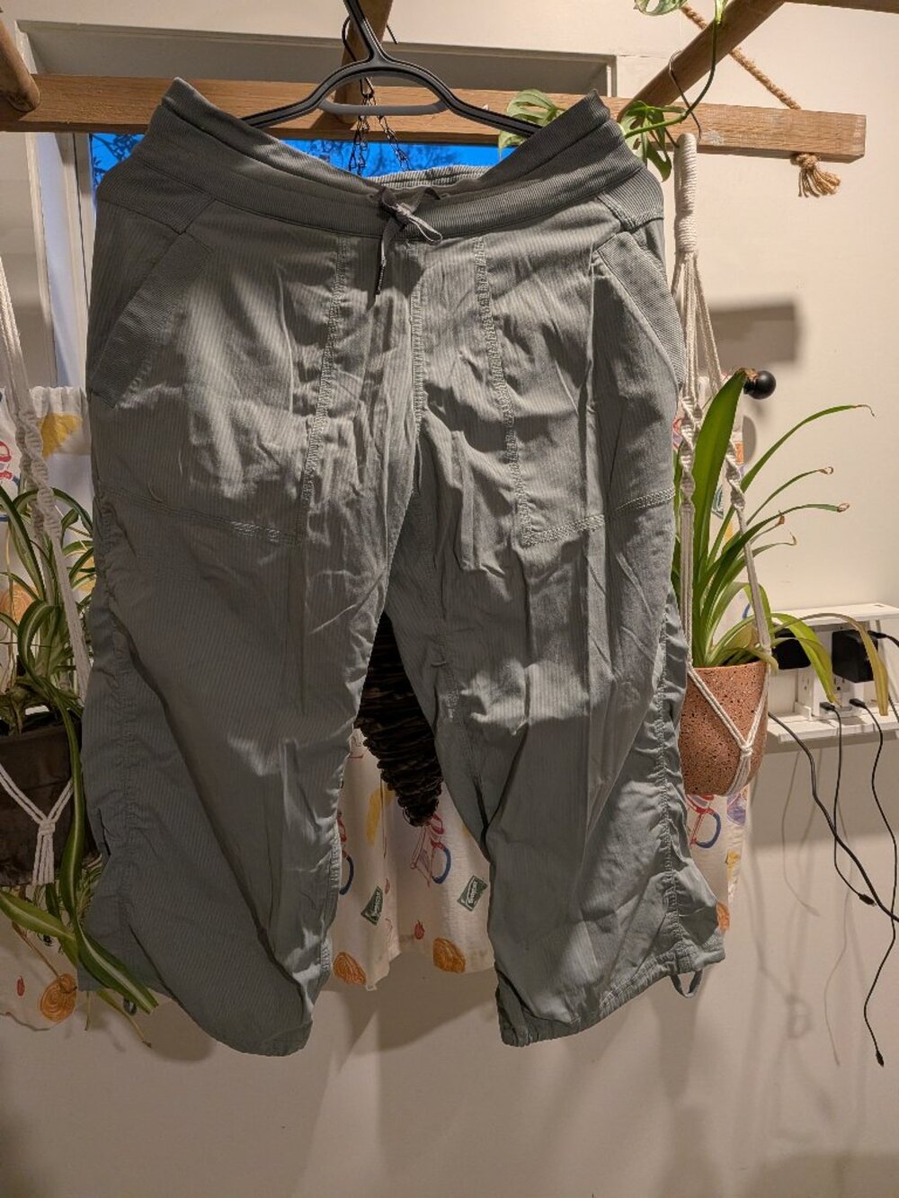 Lululemon Dance Studio Mid-Rise Cropped Pant - Size 6